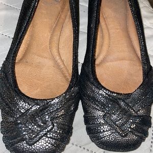 NURTURE CALLISTA METALLIC SILVER/BLACK LEATHER SHINY BALLET FLATS, Size 6.5